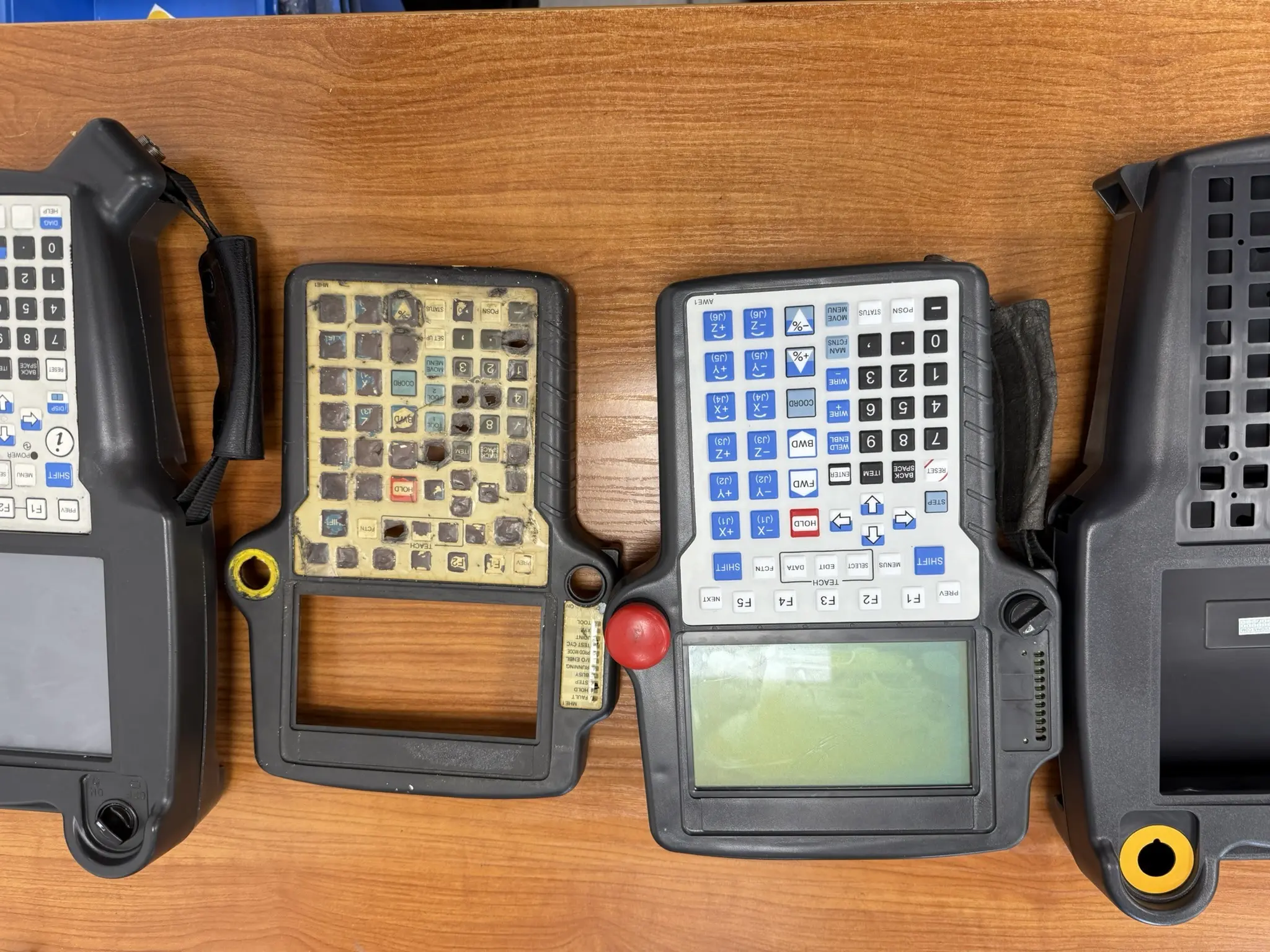 FANUC Teach Pendant während der Reparatur demontiert
