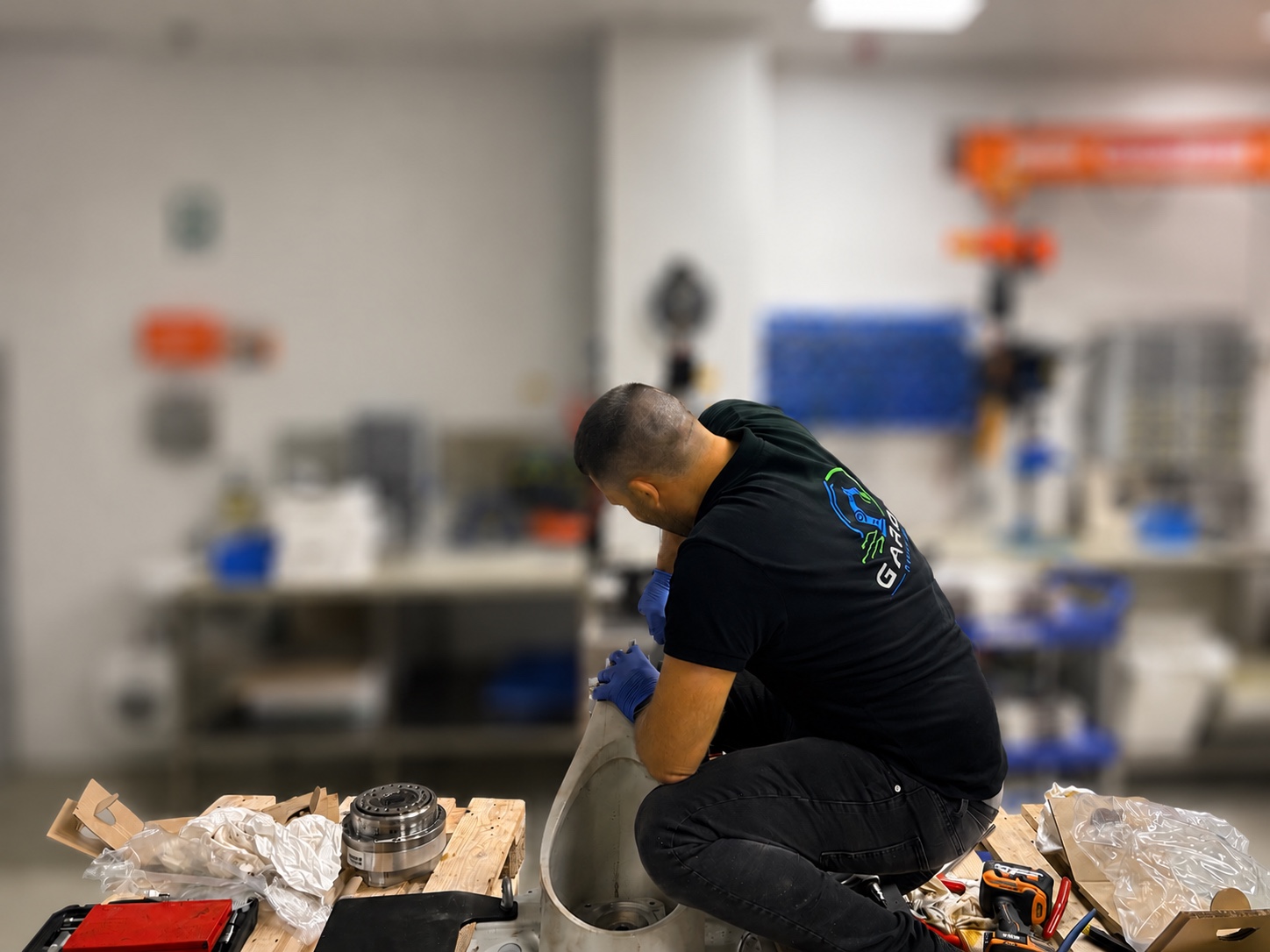 Ipari robot szervizspecialista munka közben